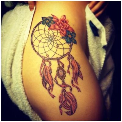  Tatouage attrape rêve rouge et bleu sur la cuisse